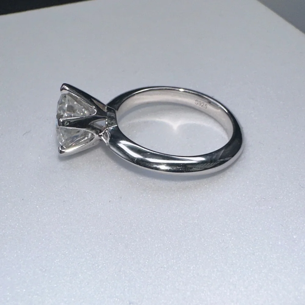 Stunning Silver Ring with Brilliant 3 ct Moissanite Clear Stone